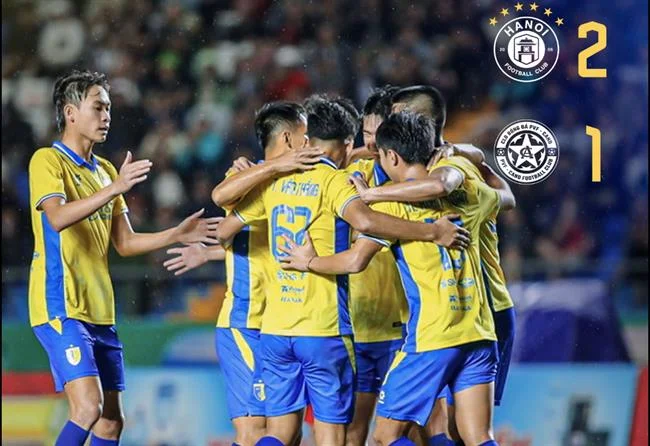 Hình ảnh minh họa dịch vụ hỗ trợ khách hàng của fcb8 web, thể hiện sự sẵn sàng giải đáp thắc mắc về chính sách quyền riêng tư, với điện thoại và biểu tượng hỗ trợ, tông màu vàng và đen.